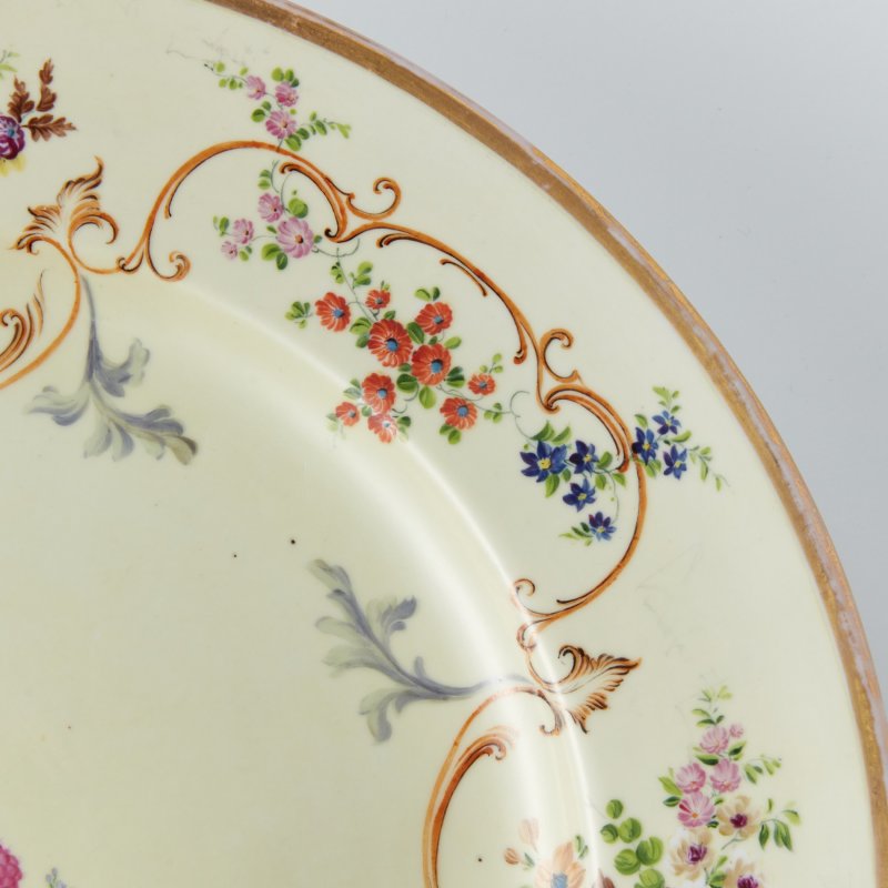 Старинное большое блюдо с ручной росписью и позолотой