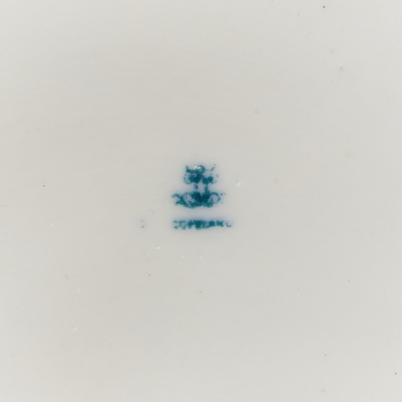 Старинная ваза в форме корзины