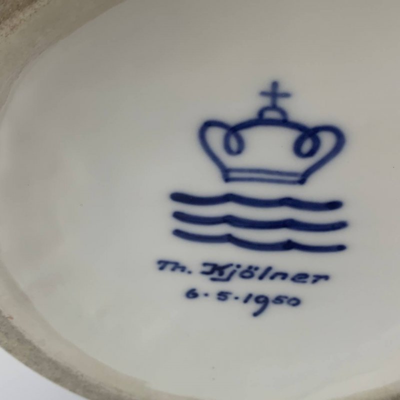 Коллекционная авторская большая ваза с подглазурной росписью, художник Theodor Kjølner