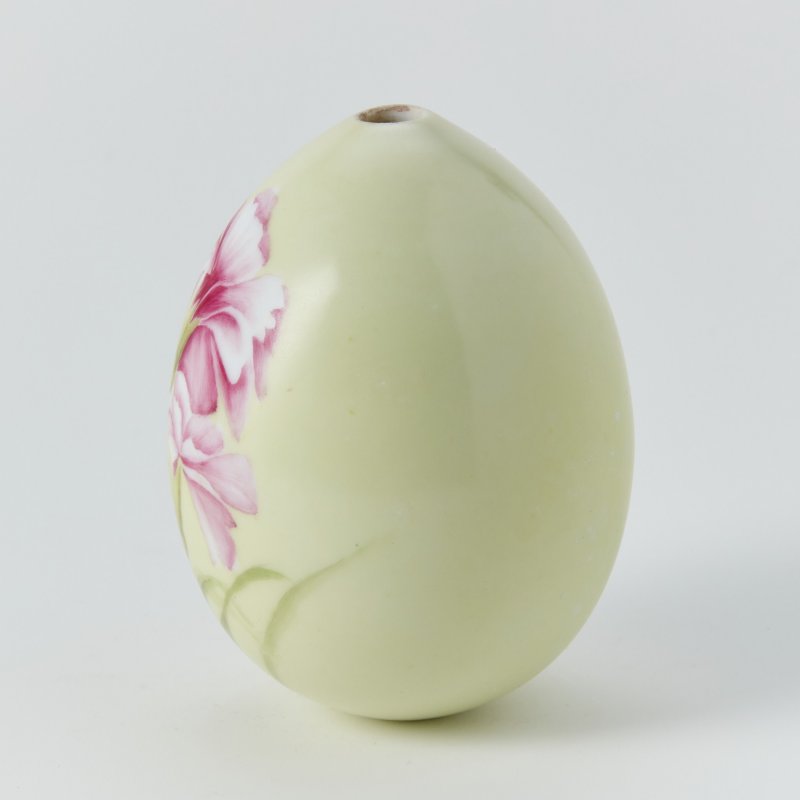 Фарфоровое пасхальное яйцо с изображением гвоздик на светло-желтом фоне
