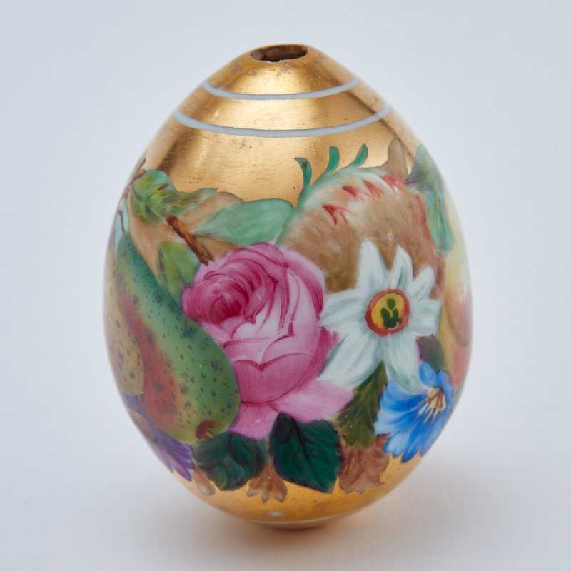 Редкость! Фарфоровое пасхальное яйцо с гирляндой из плодов и цветов