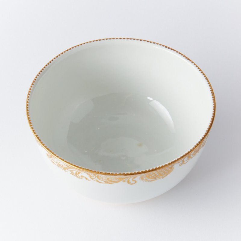 Старинная фарфоровая чаша с позолоченным узором
