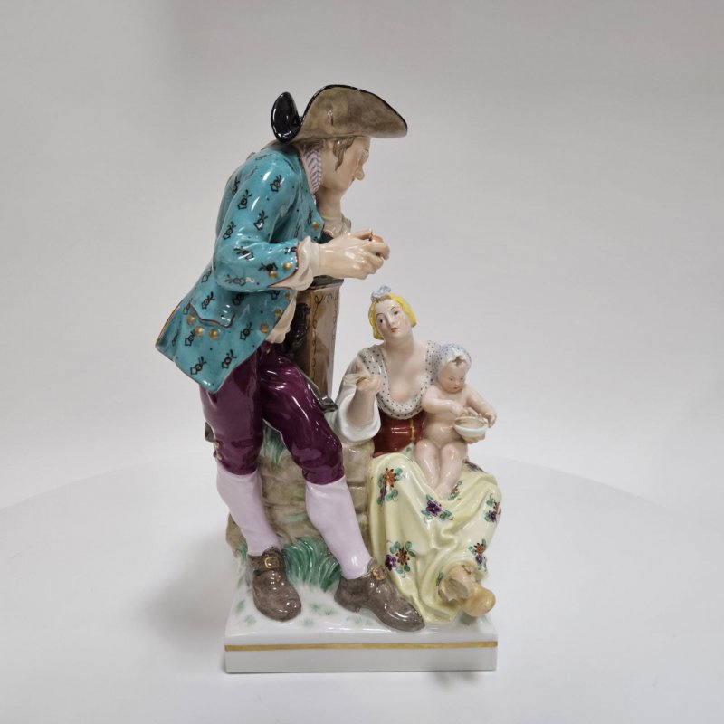 Статуэтка КПМ Аптекарь с микстурой и дама с младенцем