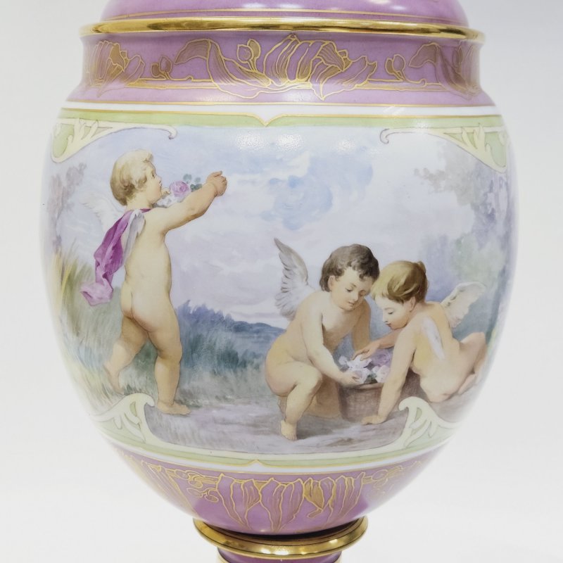 Ваза с крышкой на пьедестале в стиле модерн Пиркенхамер