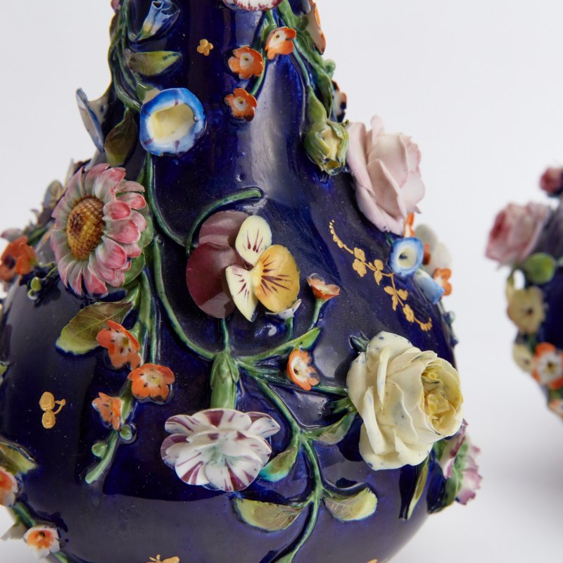 Пара старинных ваз Coalbrookdale с крышками