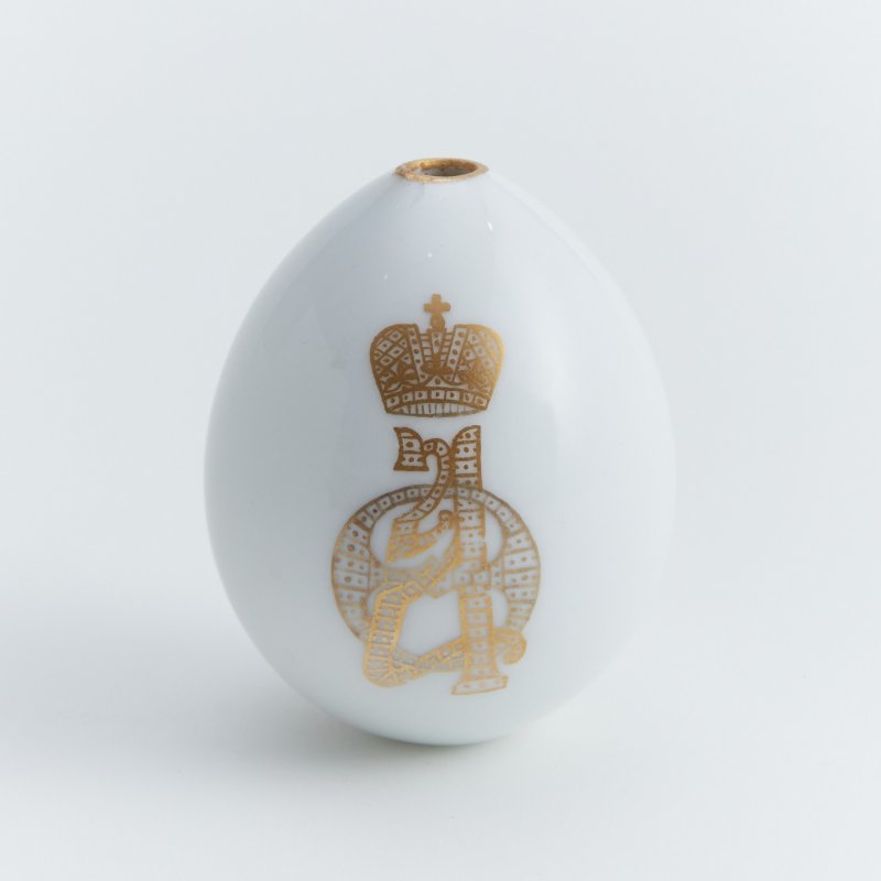 Фарфоровое пасхальное яйцо с вензелем императрицы Александры Федоровны.