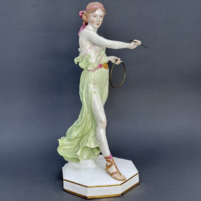 Скульптура Meissen HOOP THROWER ( Метатель обручей ) модель Reinhold Boeltzig (1863-1928) Германия 1909 г  