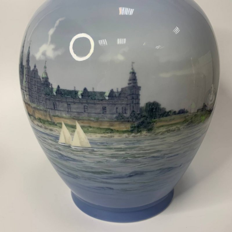 Коллекционная авторская большая ваза с подглазурной росписью, художник Theodor Kjølner