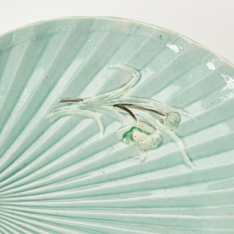 Фаянсовое блюдо в форме листа кувшинки. Товарищества М.С. Кузнецова. Тверская фабрика. 