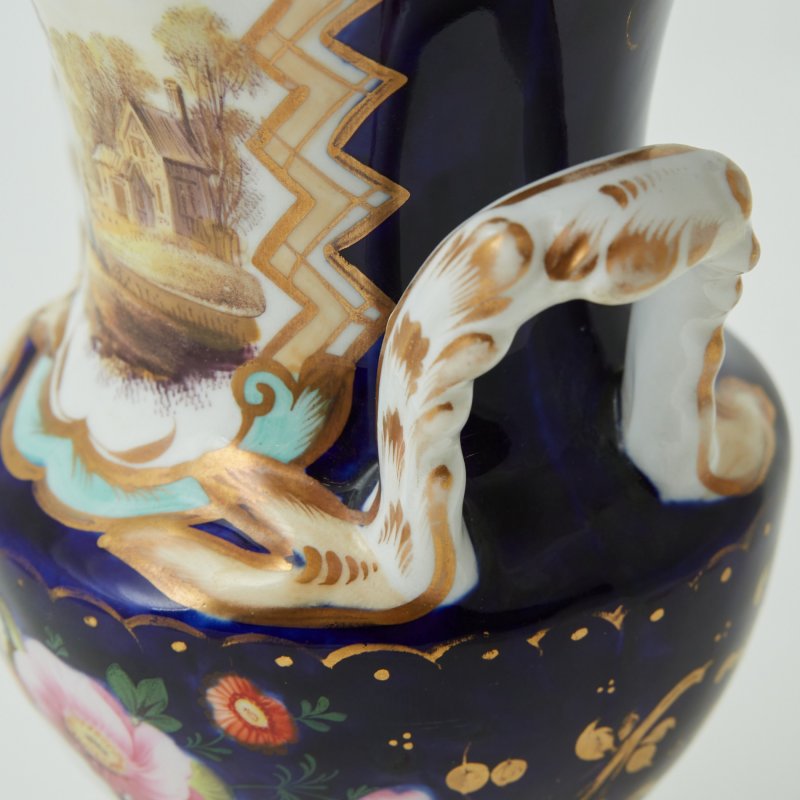 Старинная ваза бело-синяя с пейзажем (д)