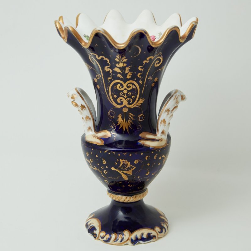 Старинная ваза бело-синяя с пейзажем (д)