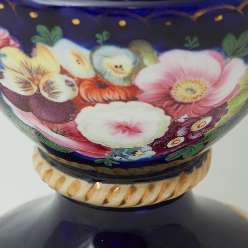 Старинная ваза бело-синяя с пейзажем (д)