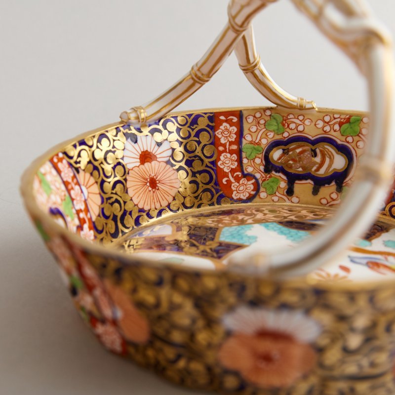 Старинная ваза в форме корзины