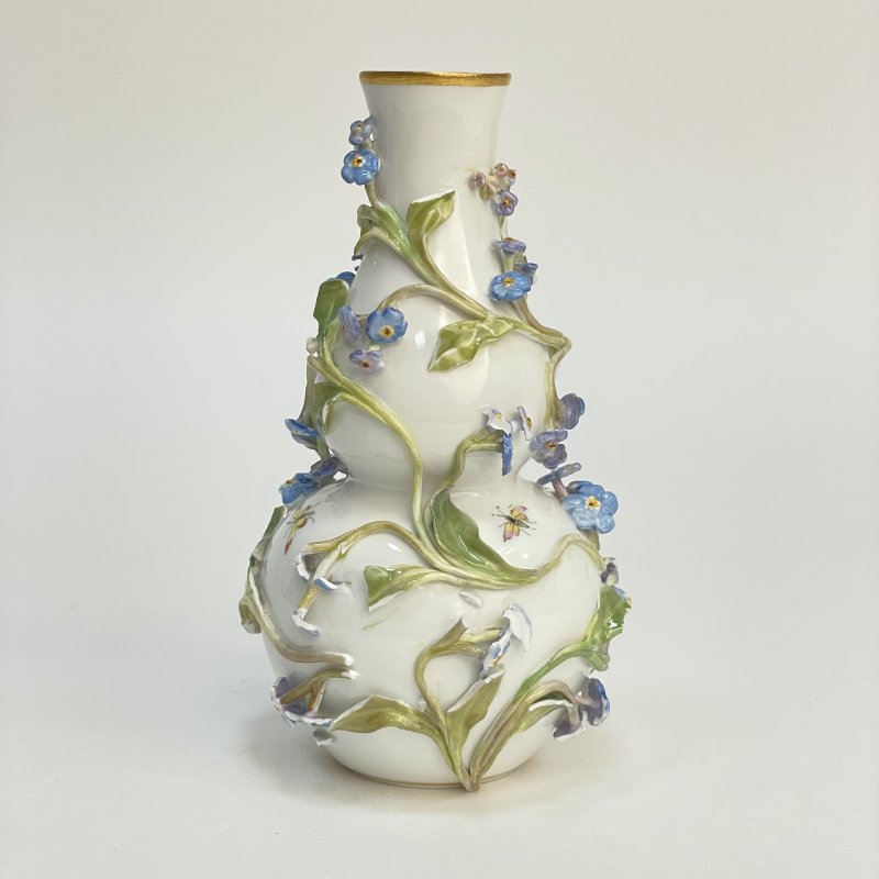 Ваза Meissen с лепными цветами