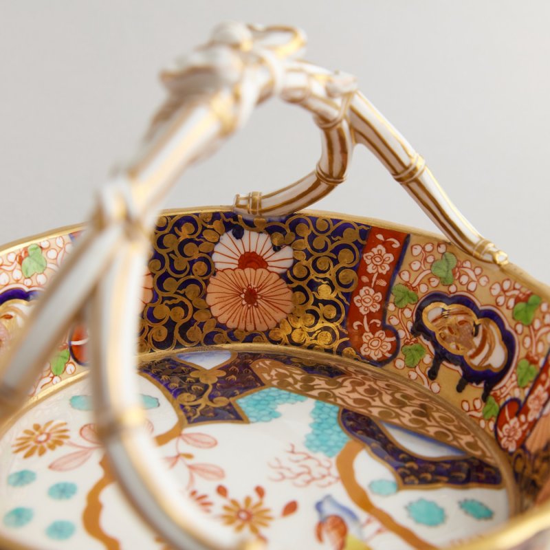 Старинная ваза в форме корзины