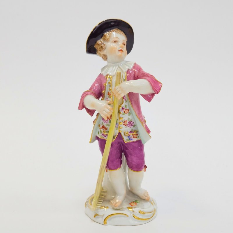 Статуэтка садовник мальчик с граблями Meissen