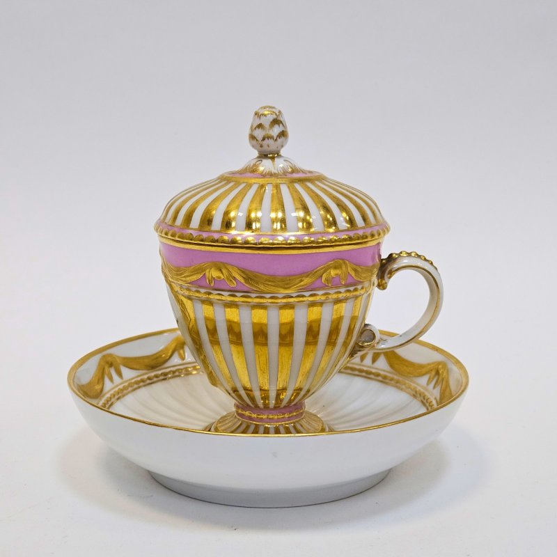 Чашка с крышкой и блюдцем для шоколада 