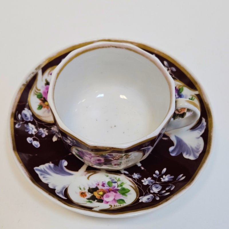 Чашка с блюдцем коричневая с цветам