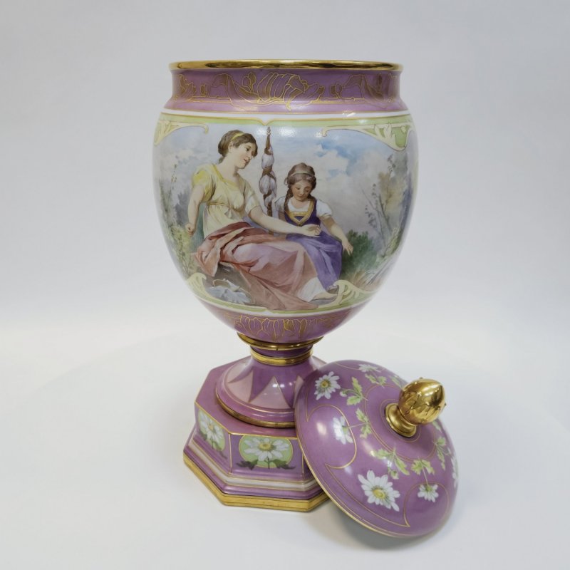 Ваза с крышкой на пьедестале в стиле модерн Пиркенхамер