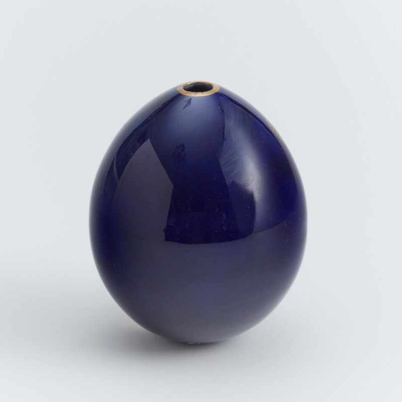 Фарфоровое пасхальное яйцо с вензелем императрицы Александры Федоровны.