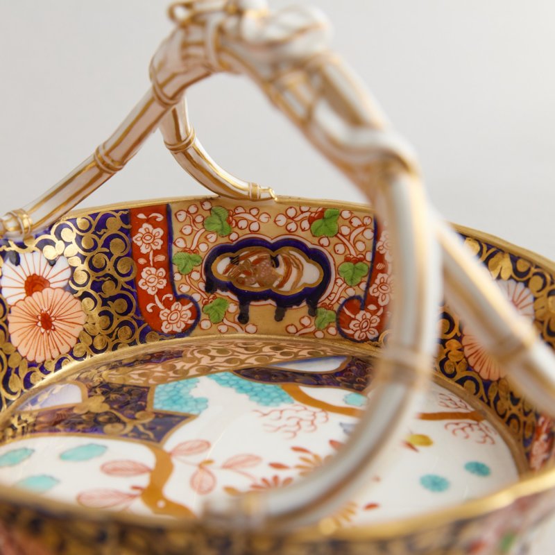 Старинная ваза в форме корзины