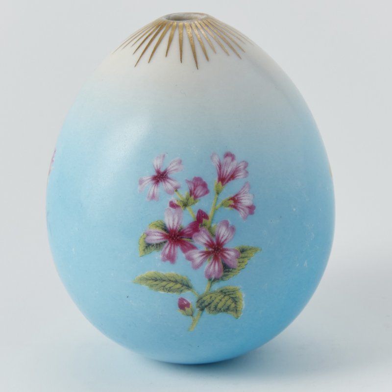 Фарфоровое пасхальное яйцо с изображением шиповника, белого стефанотиса и надписью: «ХВ»