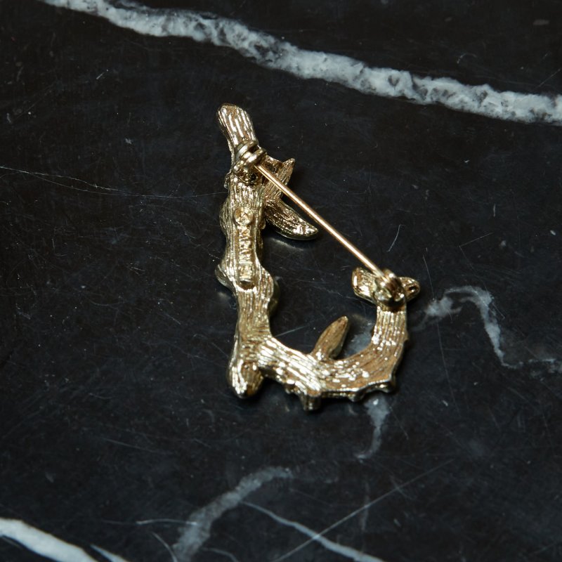 Брошь в форме буквы J Sarah Coventry