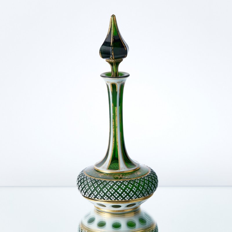 Старинная резная ваза с крышкой из зеленого стекла