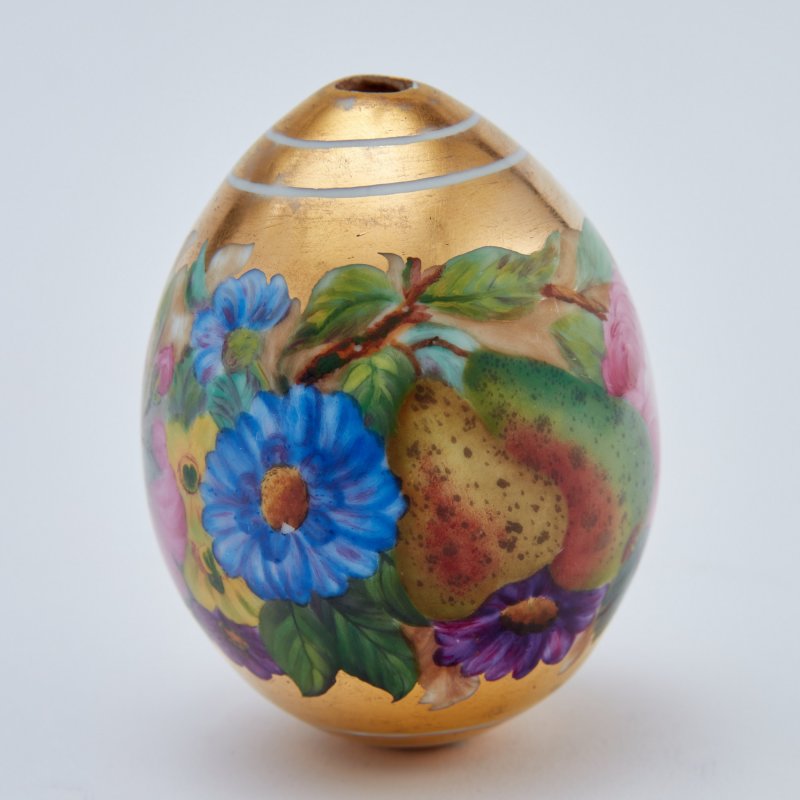 Редкость! Фарфоровое пасхальное яйцо с гирляндой из плодов и цветов