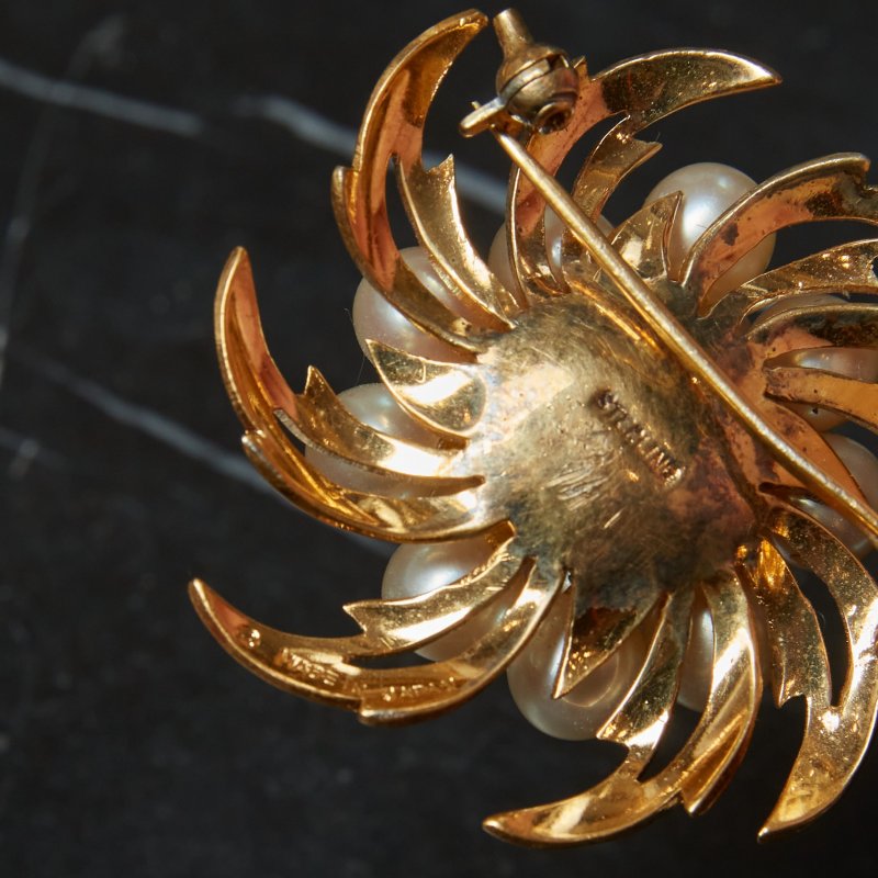 Брошь круглая золотые листья с жемчугом (д)