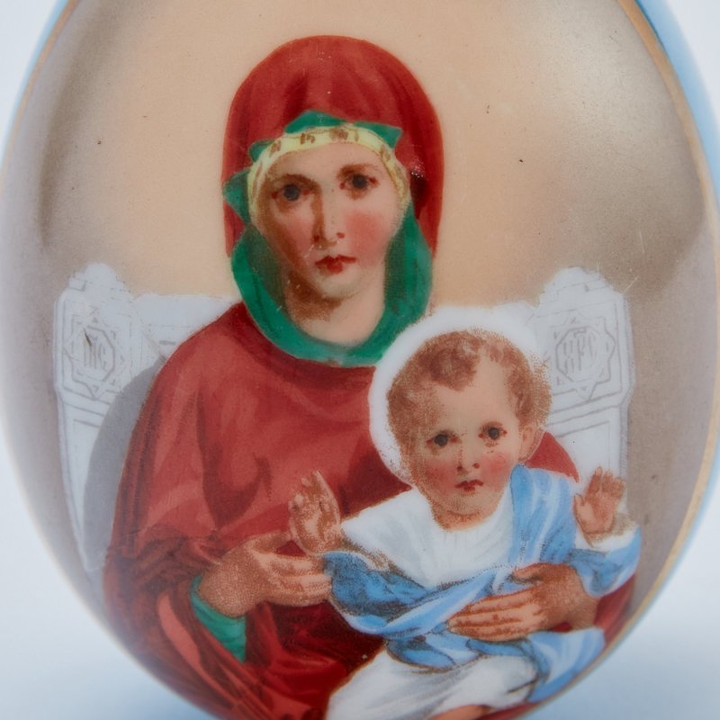 Фарфоровое пасхальное яйцо с изображением Богоматери с младенцем.