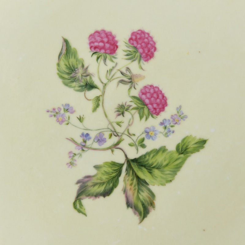 Старинное большое блюдо с ручной росписью и позолотой