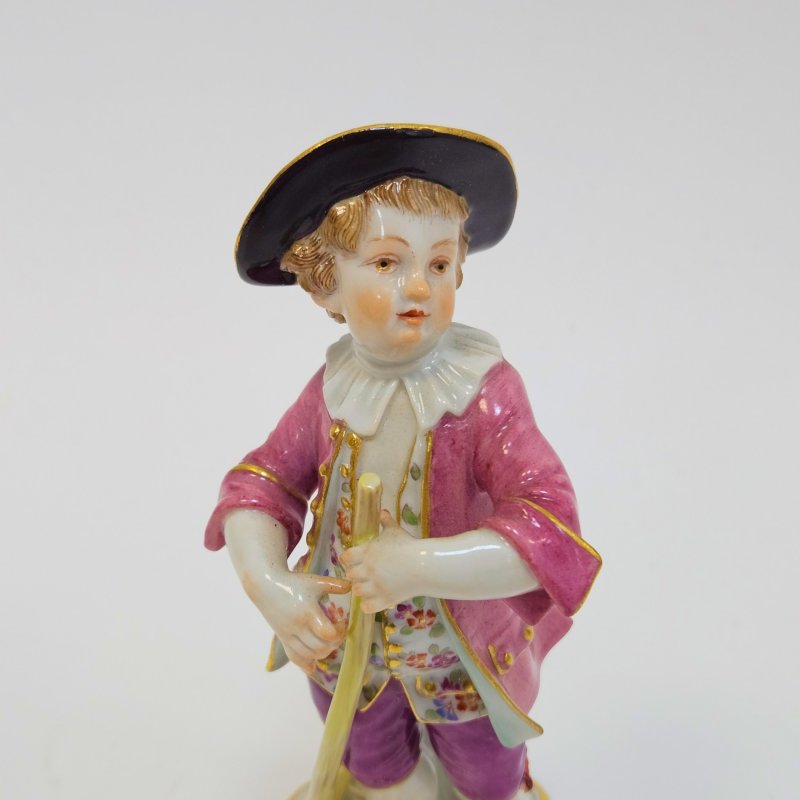 Статуэтка садовник мальчик с граблями Meissen