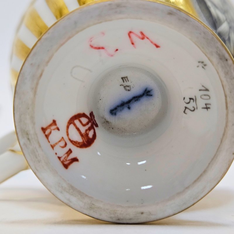 Чашка с крышкой и блюдцем для шоколада 