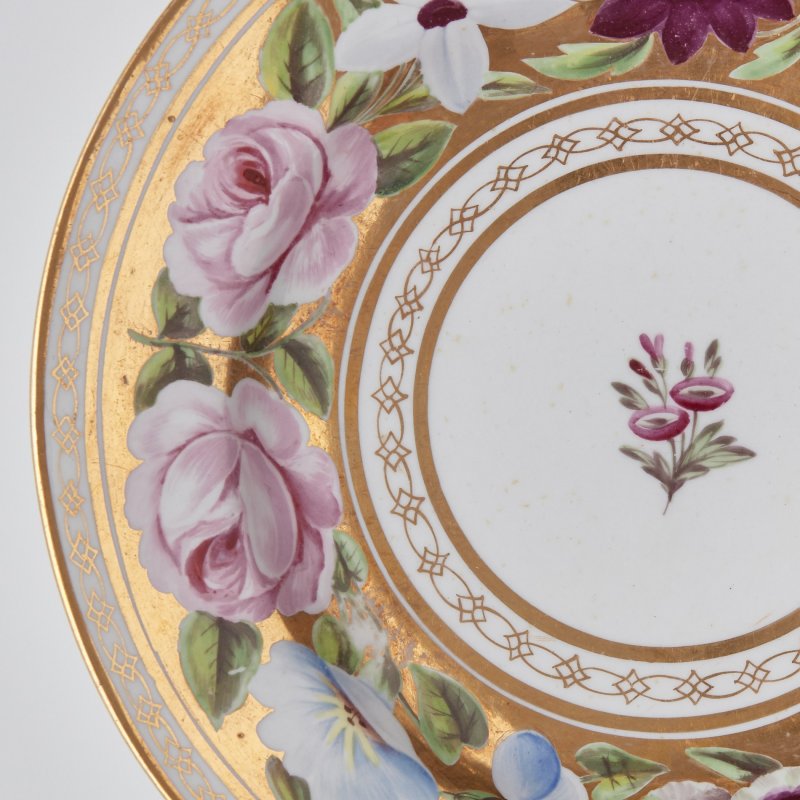Старинная тарелка ручной работы с цветочным декором