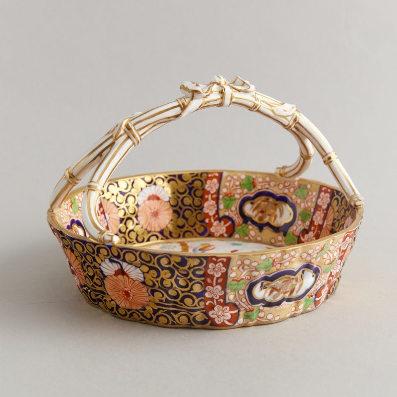 Старинная ваза в форме корзины