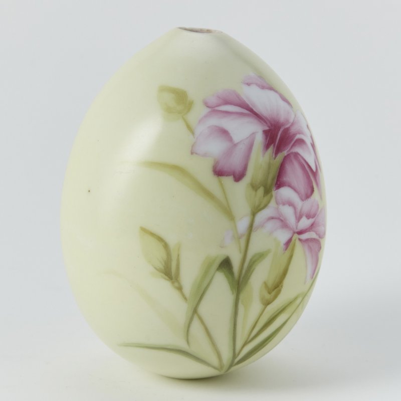 Фарфоровое пасхальное яйцо с изображением гвоздик на светло-желтом фоне