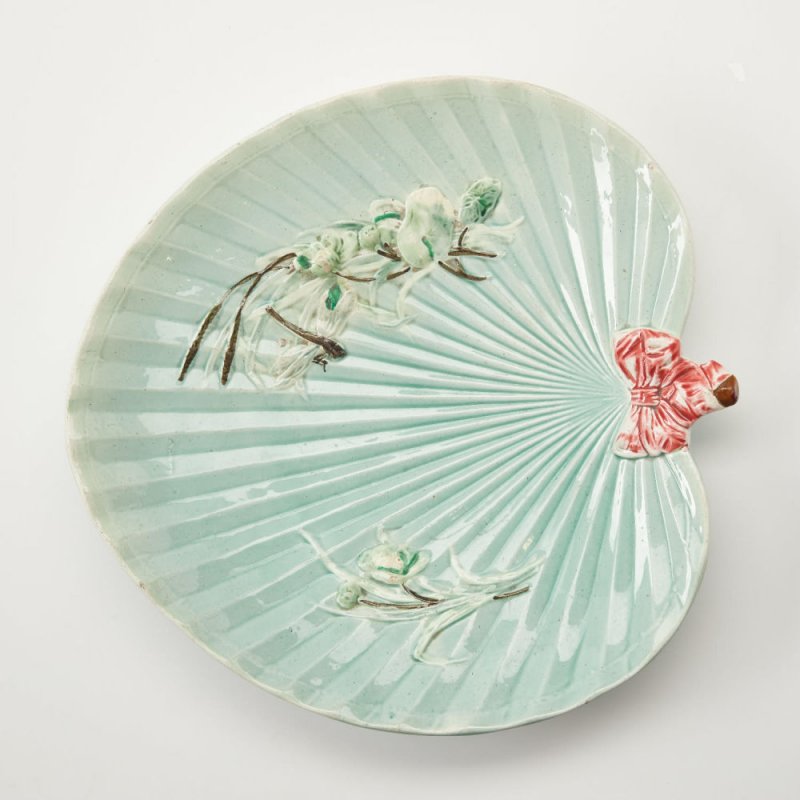 Фаянсовое блюдо в форме листа кувшинки. Товарищества М.С. Кузнецова. Тверская фабрика. 