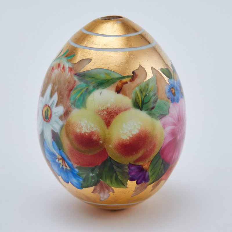 Редкость! Фарфоровое пасхальное яйцо с гирляндой из плодов и цветов