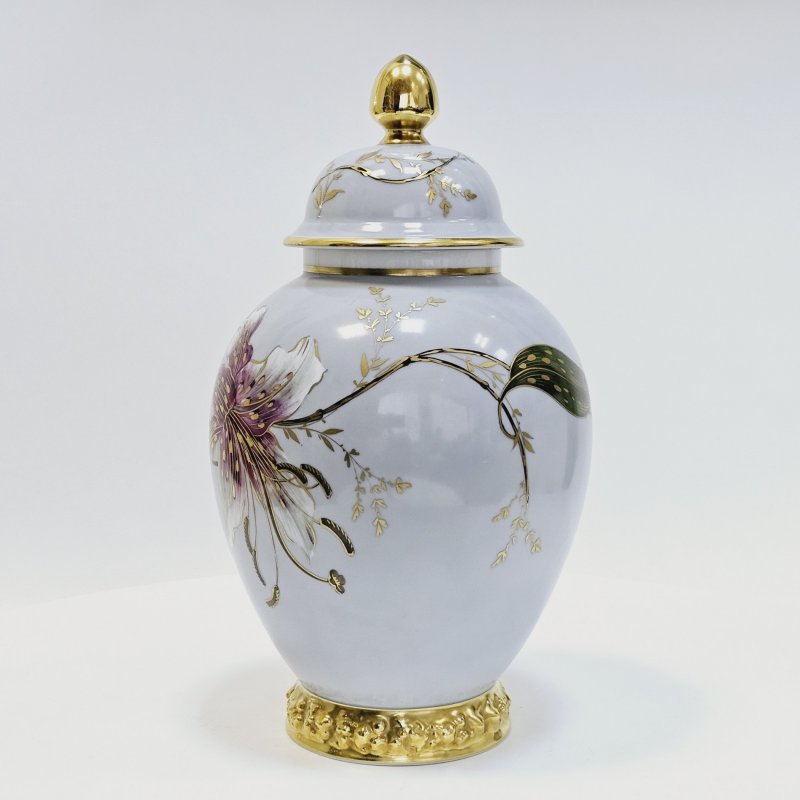 Ваза в форме урны с крышкой, нежно- голубое крытье, роспись орхидея, золочение  крышки и основания