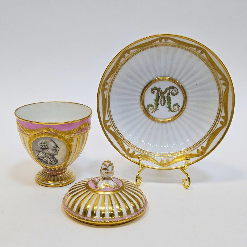 Чашка с крышкой и блюдцем для шоколада 