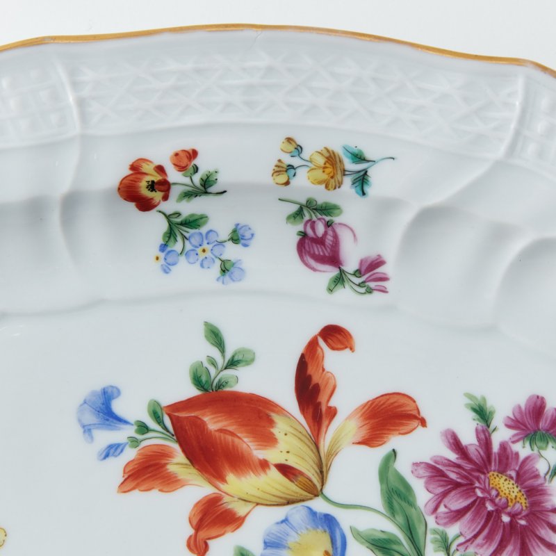 Коллекционное фарфоровое блюдо с ручной росписью
