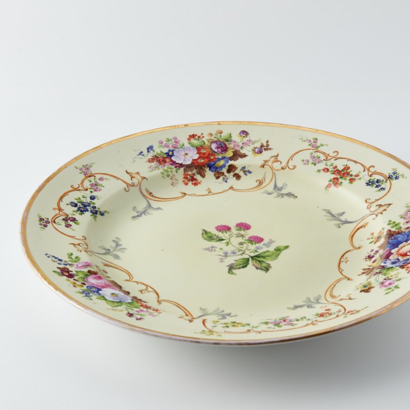 Старинное большое блюдо с ручной росписью и позолотой