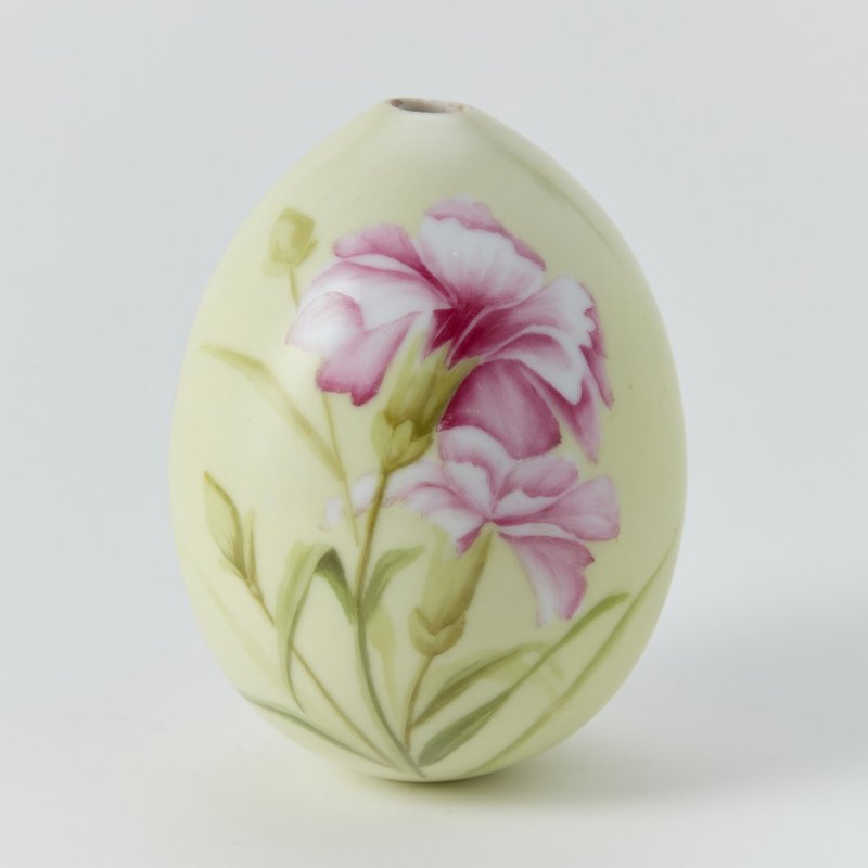 Фарфоровое пасхальное яйцо с изображением гвоздик на светло-желтом фоне