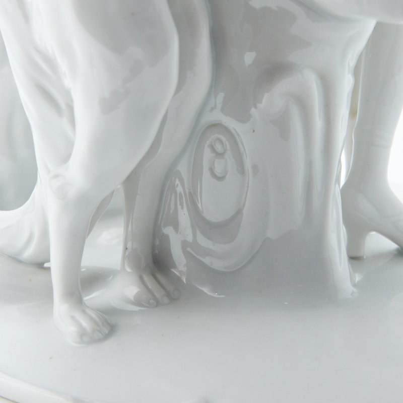 Старинная скульптурная группа Девушка Клара с борзыми