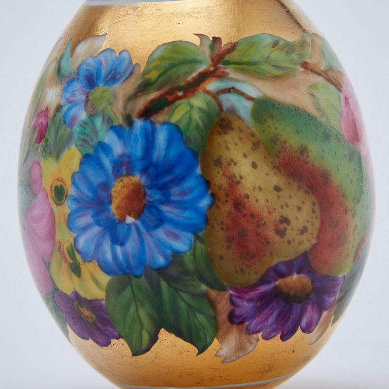 Редкость! Фарфоровое пасхальное яйцо с гирляндой из плодов и цветов
