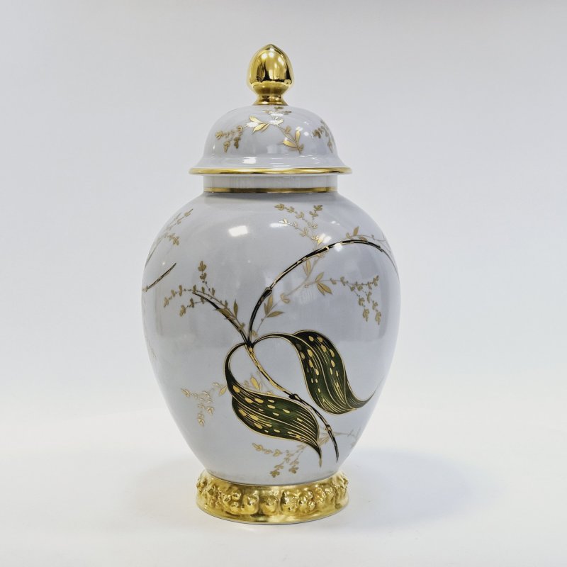 Ваза в форме урны с крышкой, нежно- голубое крытье, роспись орхидея, золочение  крышки и основания