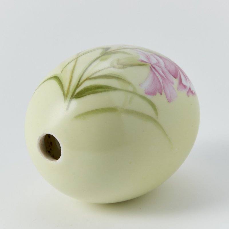 Фарфоровое пасхальное яйцо с изображением гвоздик на светло-желтом фоне