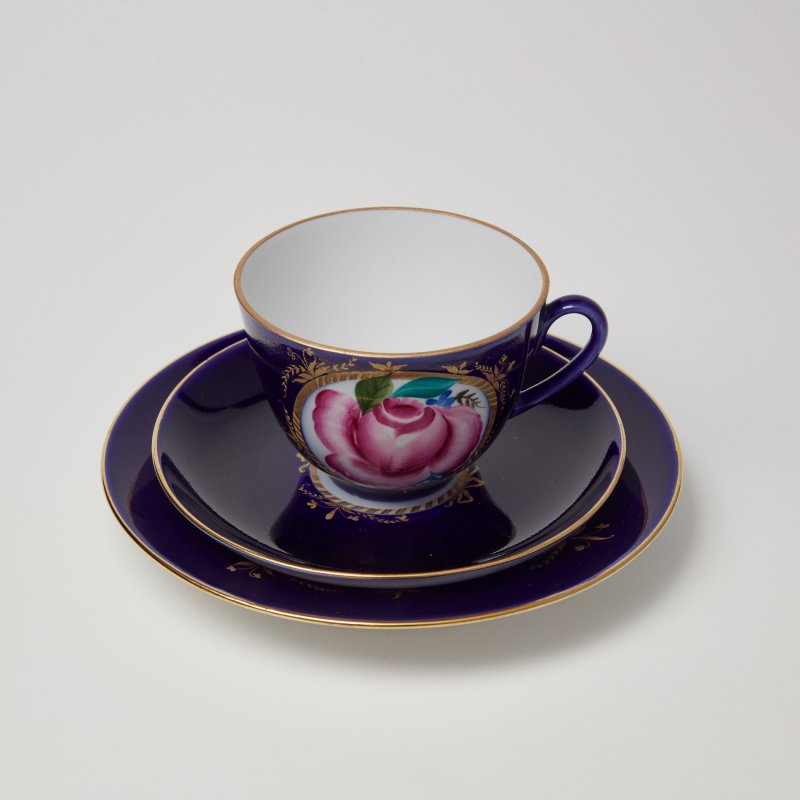 Коллекционное чайное трио  Роза в медальоне. Автор И.С. Олевская