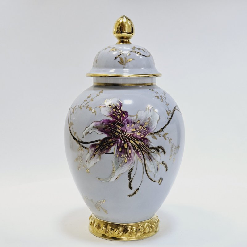 Ваза в форме урны с крышкой, нежно- голубое крытье, роспись орхидея, золочение  крышки и основания